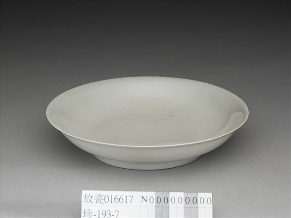 甜白釉雲龍紋盤