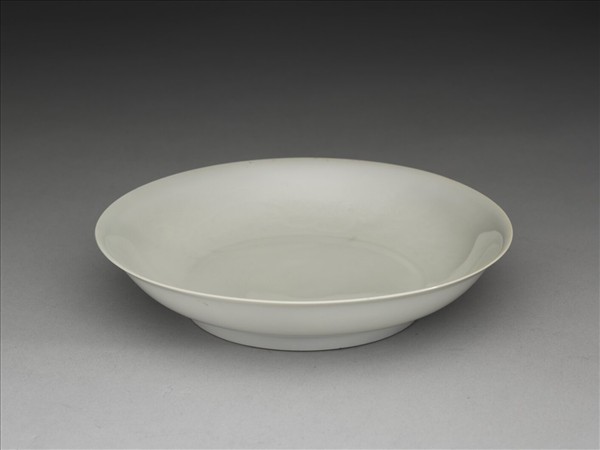 甜白釉雲龍紋盤