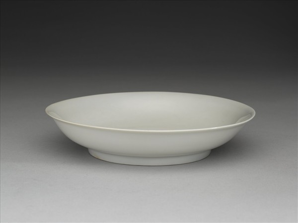 甜白釉雲龍紋盤