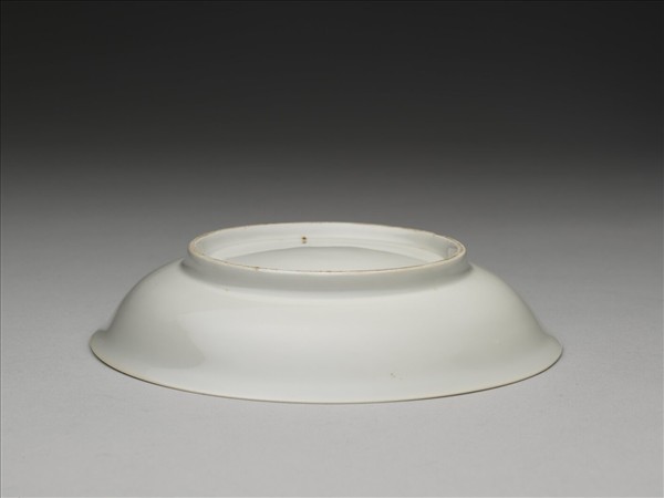 甜白釉雲龍紋盤