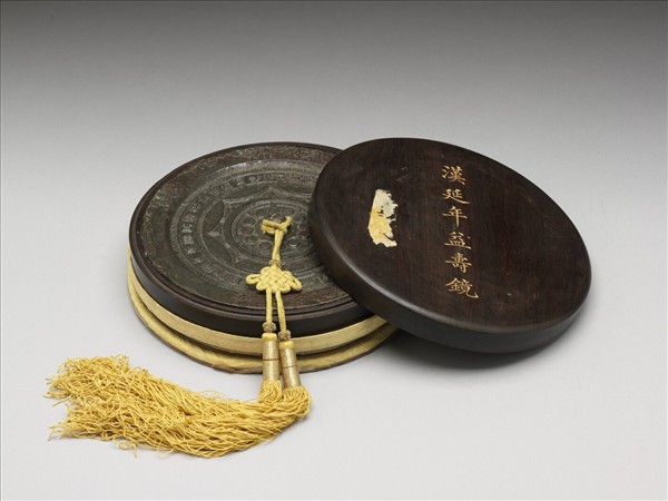 「漢延年益壽鏡」圓木匣