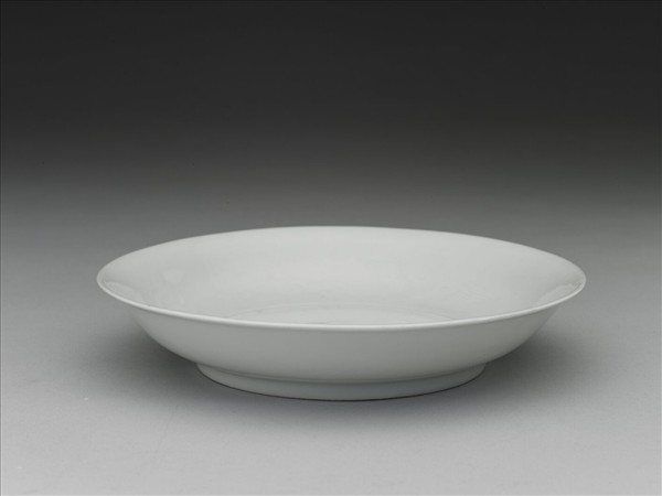 甜白釉雲鳳紋盤