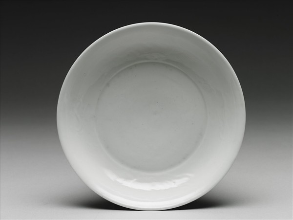 甜白釉雲鳳紋盤