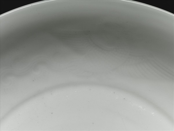 甜白釉雲鳳紋盤