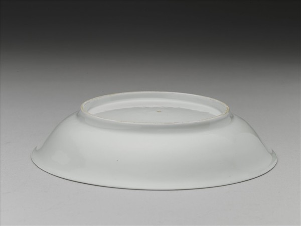 甜白釉雲鳳紋盤