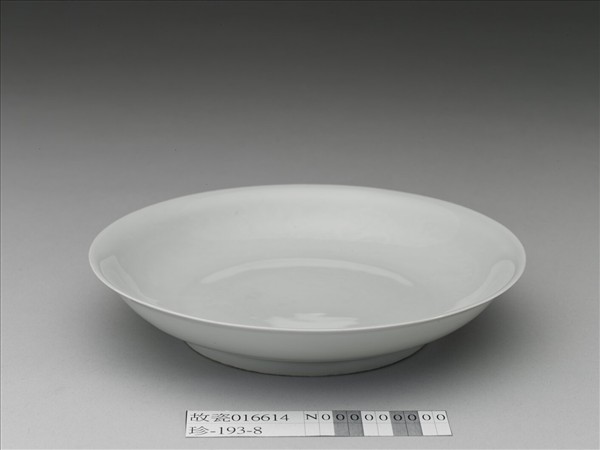 甜白釉雲龍紋盤