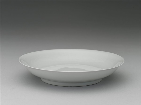 甜白釉雲龍紋盤