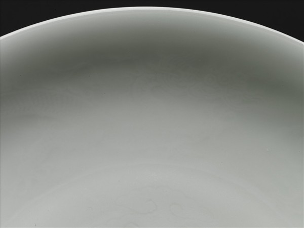 甜白釉雲龍紋盤