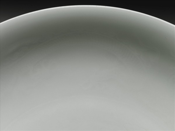 甜白釉雲龍紋盤