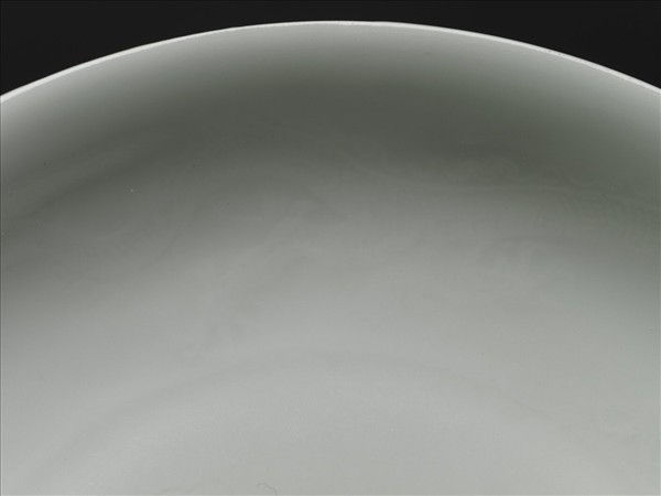 甜白釉雲龍紋盤