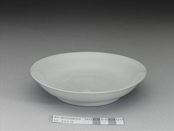 甜白釉雲鳳紋盤