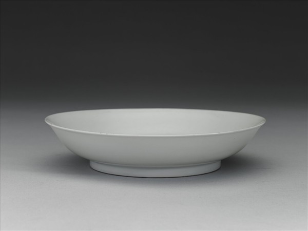 甜白釉雲鳳紋盤