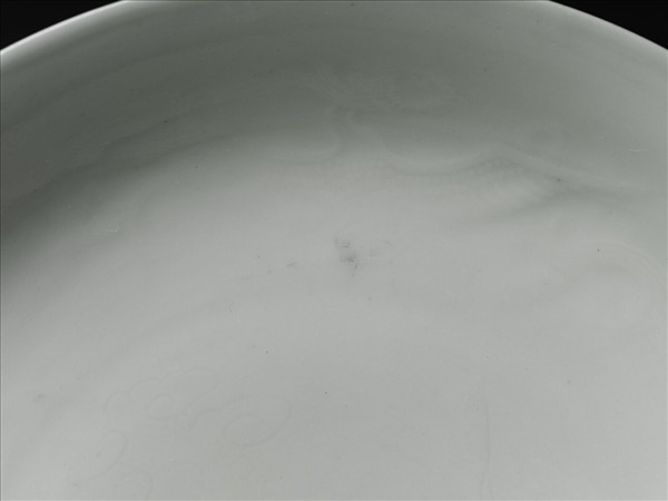 甜白釉雲鳳紋盤