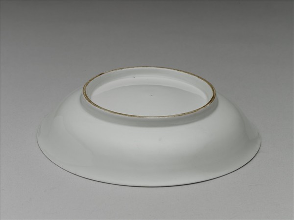 甜白釉雲鳳紋盤