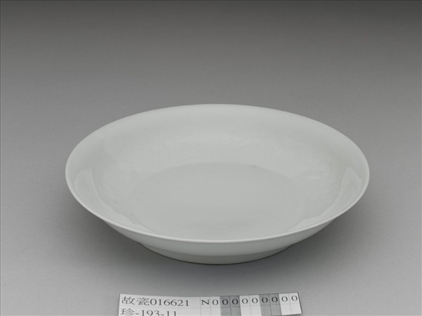 甜白釉雲龍紋盤