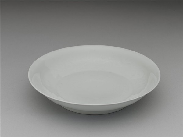 甜白釉雲龍紋盤