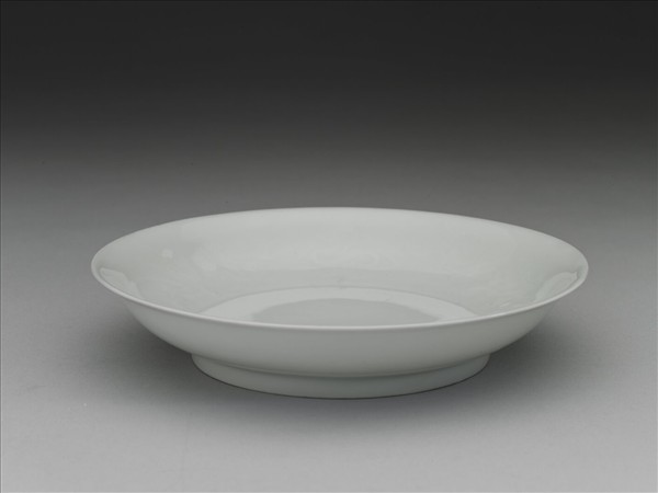 甜白釉雲龍紋盤