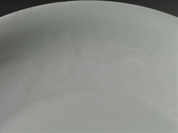 甜白釉雲龍紋盤