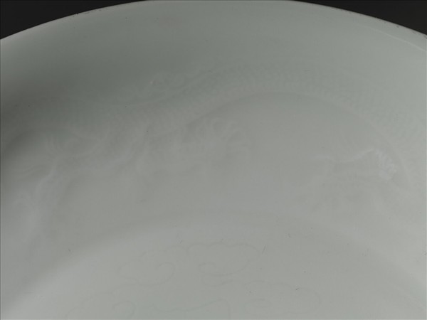 甜白釉雲龍紋盤