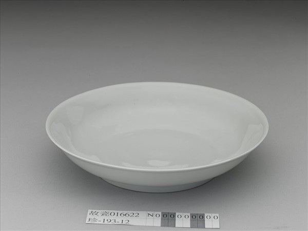 甜白釉雲龍紋盤