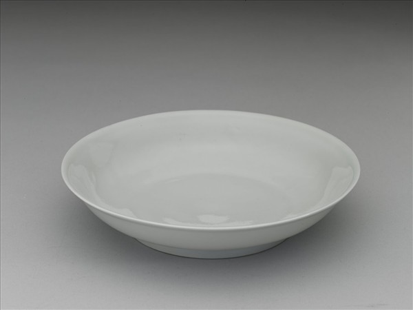 甜白釉雲龍紋盤