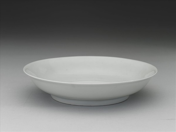 甜白釉雲龍紋盤