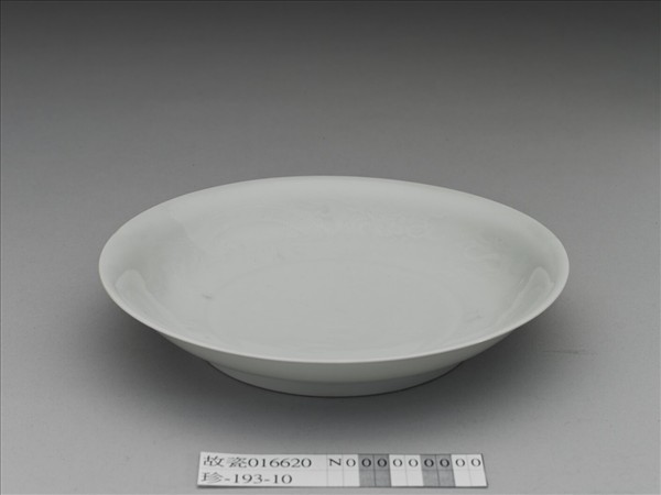 甜白釉雲龍紋盤