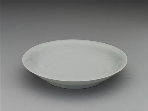 甜白釉雲龍紋盤