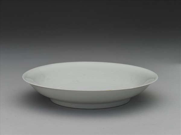 甜白釉雲龍紋盤