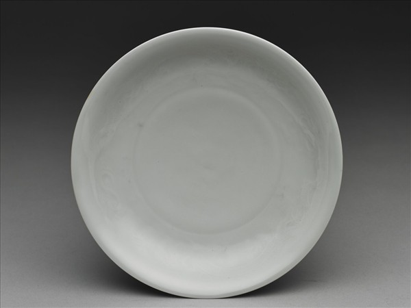 甜白釉雲龍紋盤