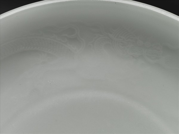 甜白釉雲龍紋盤