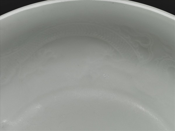 甜白釉雲龍紋盤