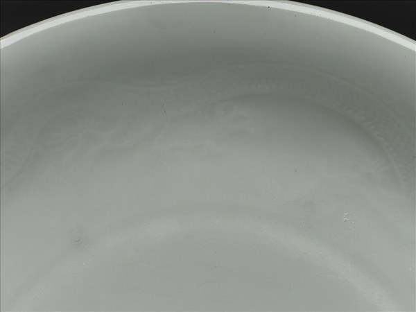 甜白釉雲龍紋盤