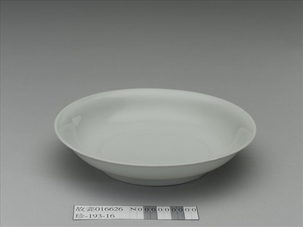 甜白釉番蓮八寶紋盤