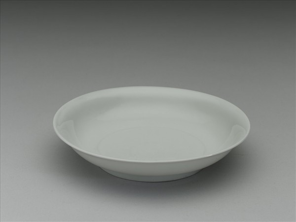 甜白釉番蓮八寶紋盤