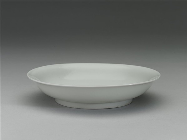 甜白釉番蓮八寶紋盤