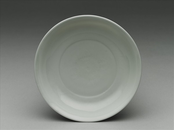 甜白釉番蓮八寶紋盤