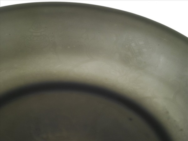 甜白釉番蓮八寶紋盤