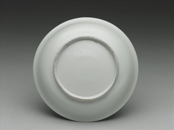 甜白釉番蓮八寶紋盤