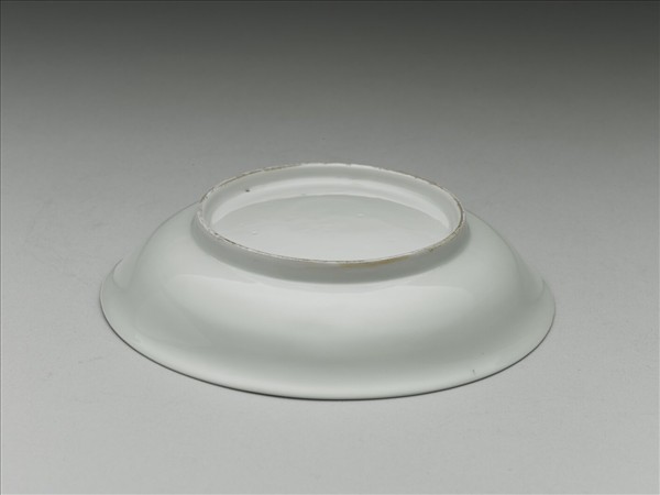 甜白釉番蓮八寶紋盤