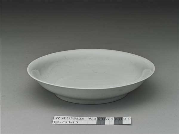 甜白釉雲龍紋盤