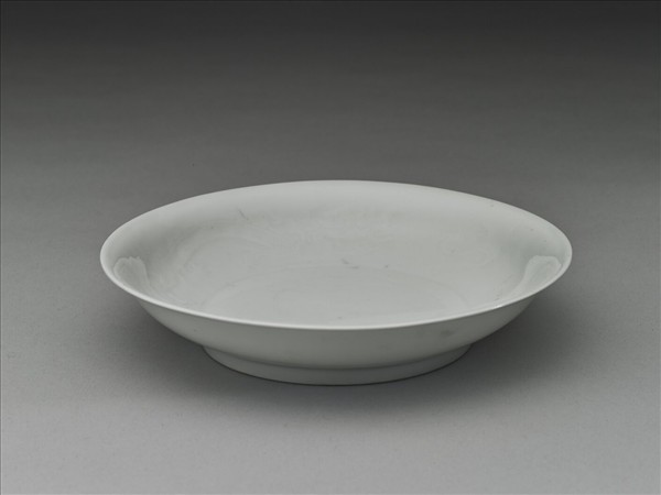 甜白釉雲龍紋盤