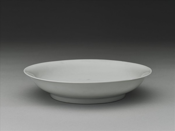 甜白釉雲龍紋盤