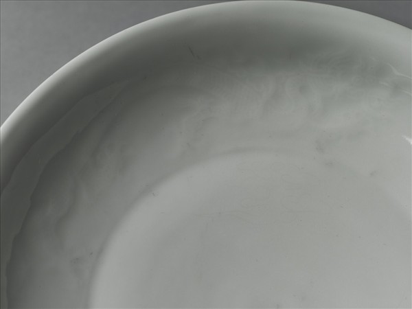 甜白釉雲龍紋盤