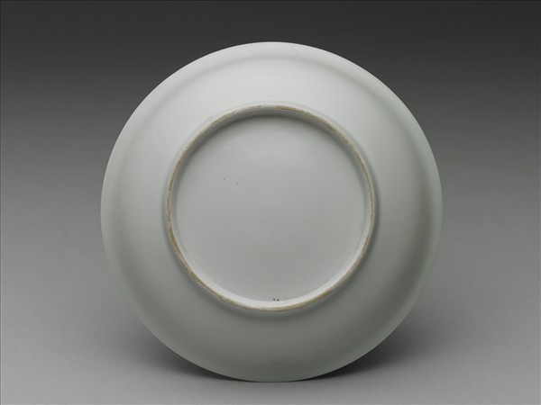 甜白釉雲龍紋盤