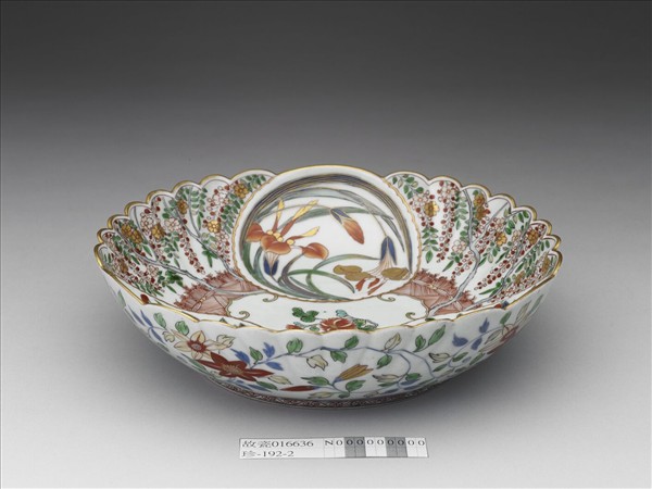 有田窯 青花五彩描金花卉紋菊瓣盤