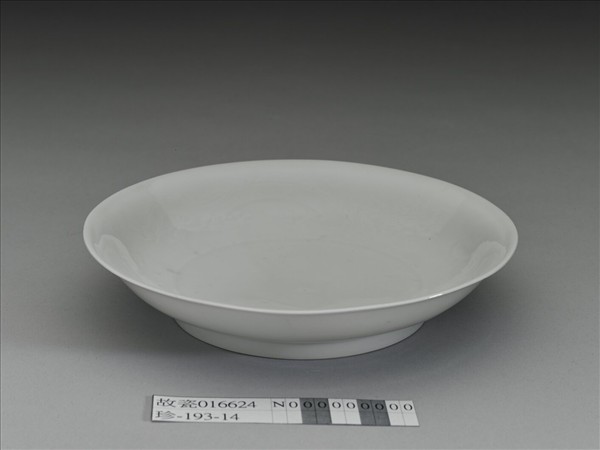 甜白釉雲龍紋盤