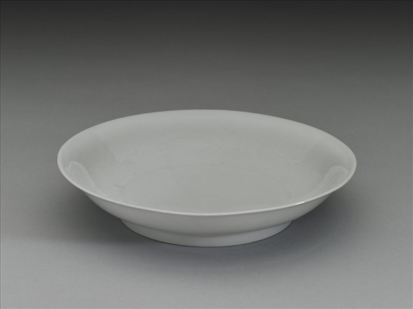 甜白釉雲龍紋盤