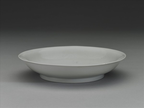 甜白釉雲龍紋盤