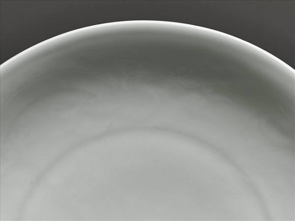 甜白釉雲龍紋盤